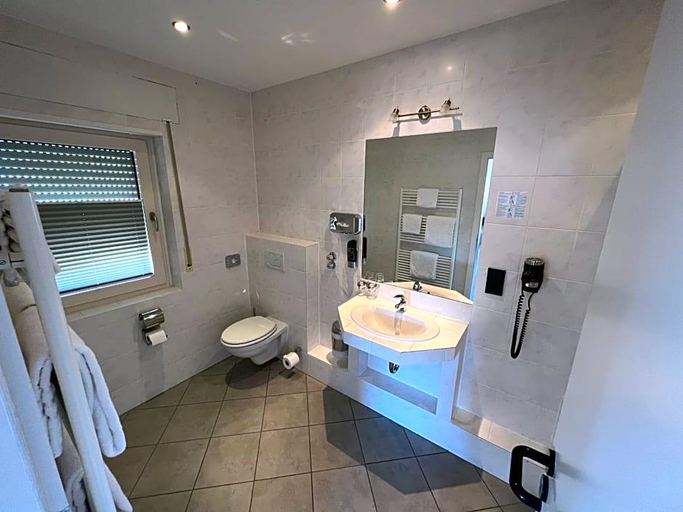 Bathroom 3, Am Tiergarten, Ahrweiler
