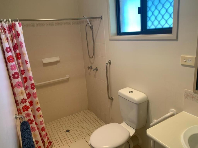 Bathroom 3, Gin Gin Budget Accommodation, Kolan