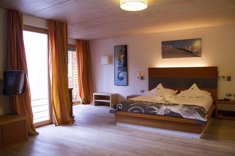 Bedroom 4, Hotel Miramonti, Trento