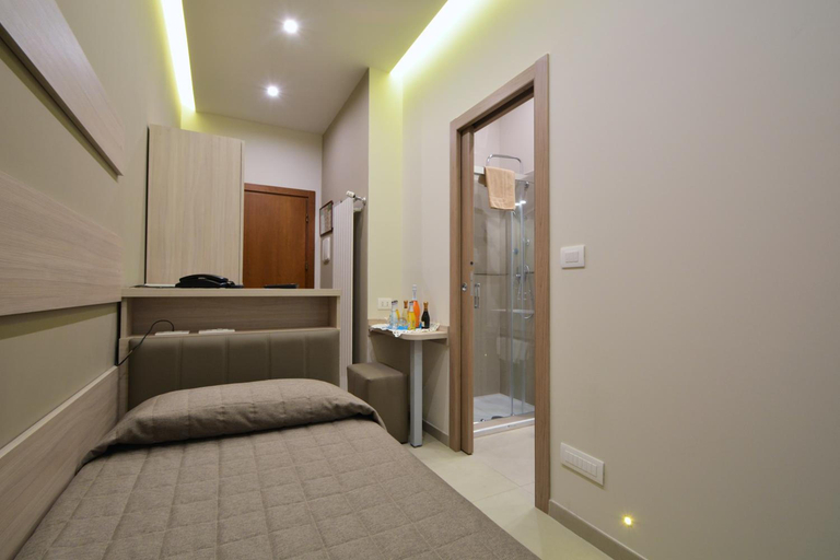 Bedroom 4, Hotel Eden, Torino