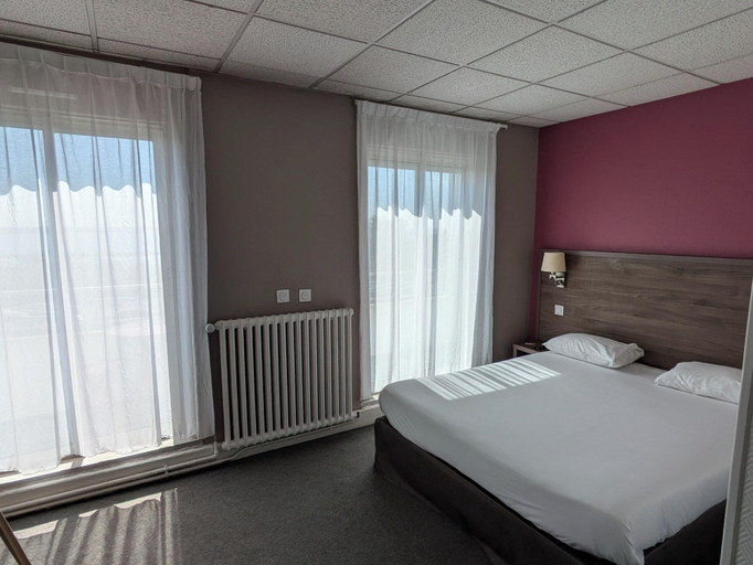 Bedroom 1, Hotel de la Gare Brest, Cher