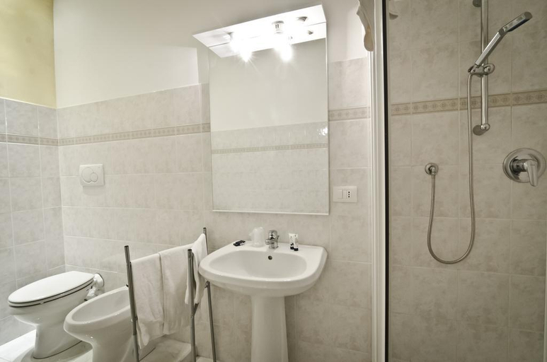 Bathroom 3, Via Palazzo Sanremo, Imperia