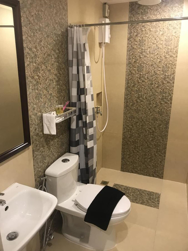 Bathroom, El Puerto Boracay, Malay