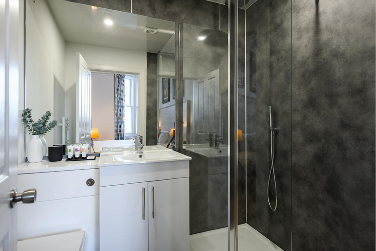 Bathroom 5, The Clarendon, Dundee