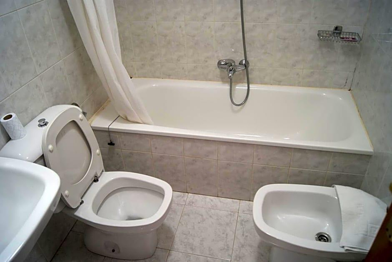 Bathroom 5, Hostal Hermanos Gutierrez, Burgos