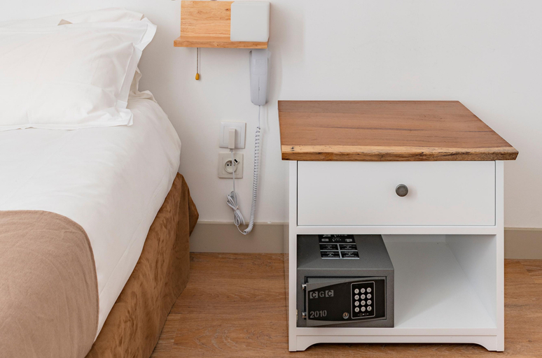 Room 2, Korner Etoile, Paris