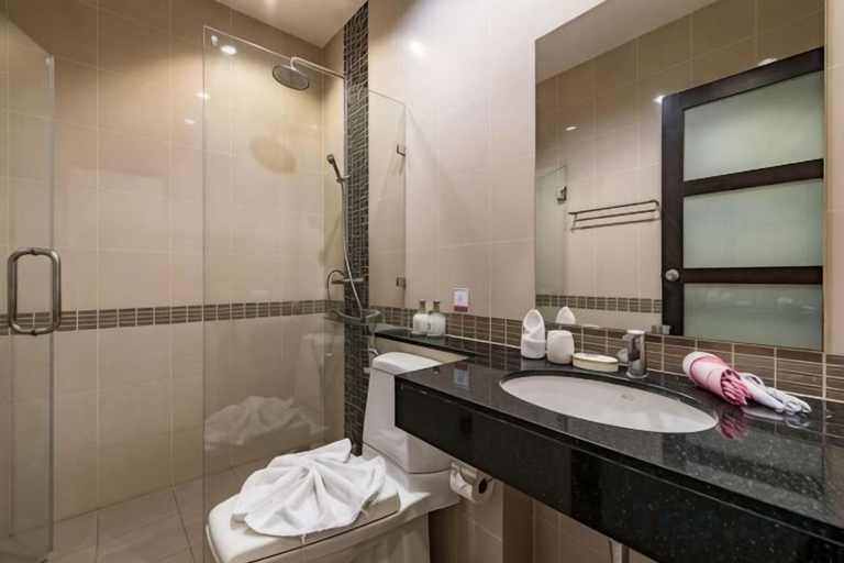 Bathroom, Trixie Town House Unit 2, Pulau Phuket