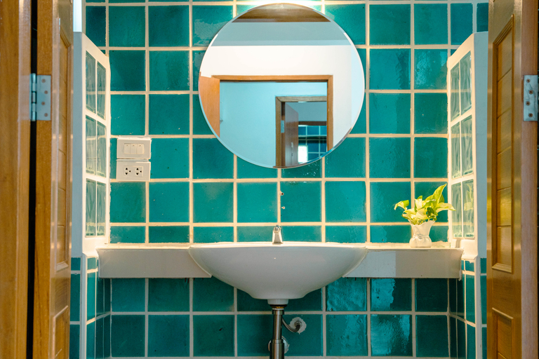 Bathroom 4, Alley and Pier, Phra Nakhon