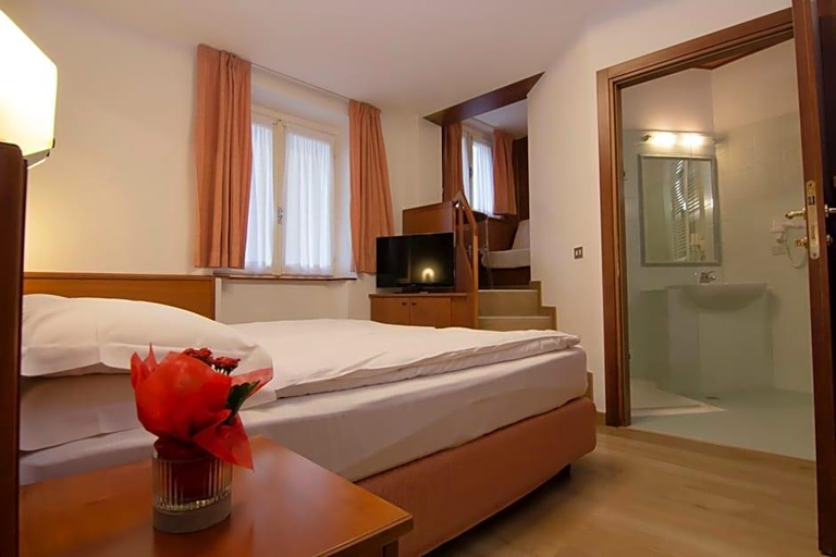 Bedroom 3, Miralago, Bergamo