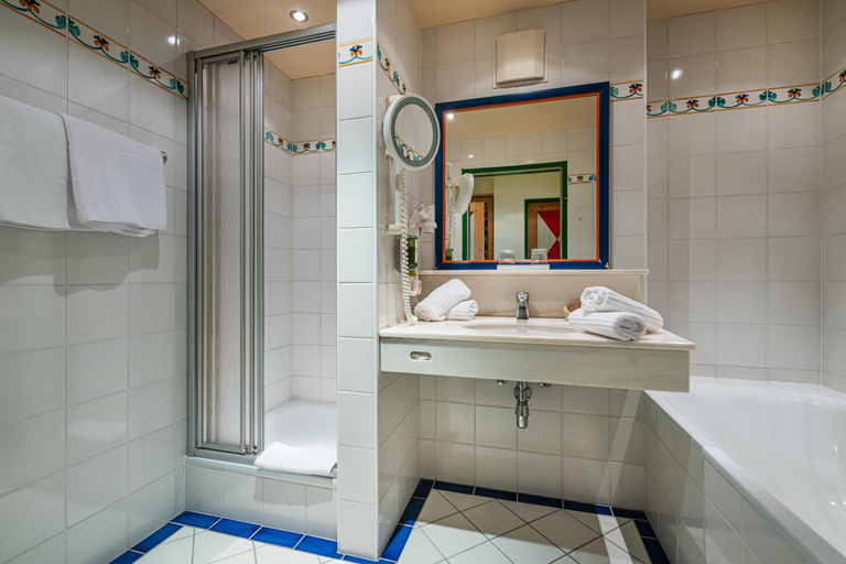 Bathroom 4, Mitterwirt Wellnesshotel, Zell am See