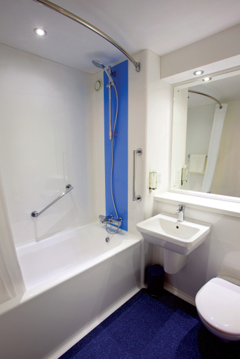 Bathroom 3, Travelodge Alton Four Marks, Hampshire
