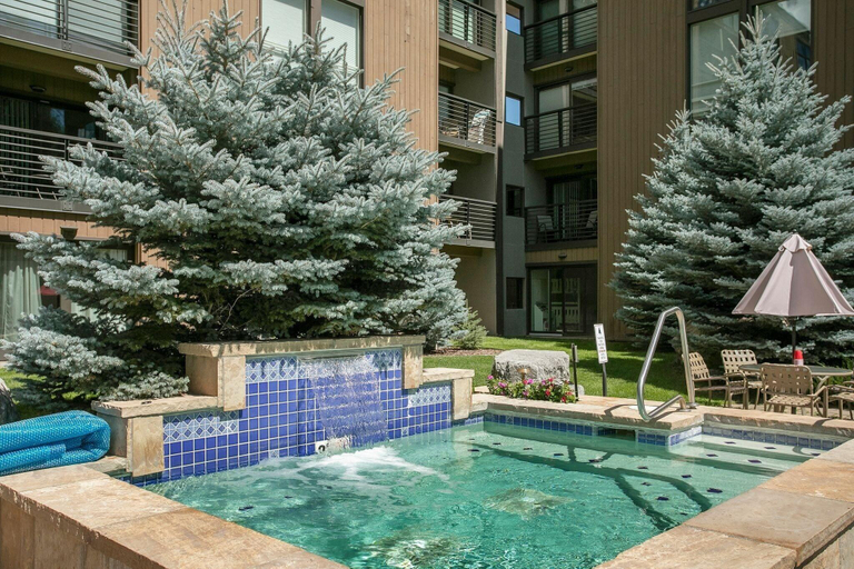 Pool 2, Vail International, Eagle