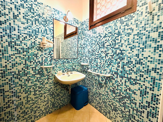 Bathroom 3, Residence Hotel La Pelosetta, Sassari