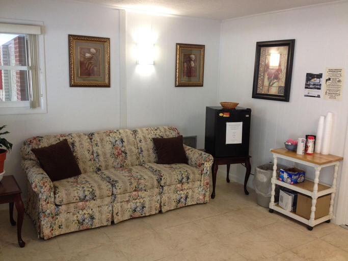 Public Area 2, Travelowe's Motel, Haywood