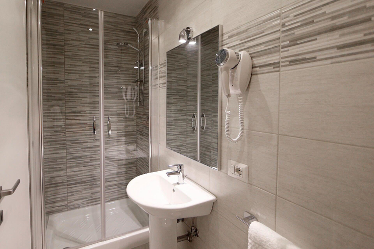 Bathroom 4, 47 Steps, Roma