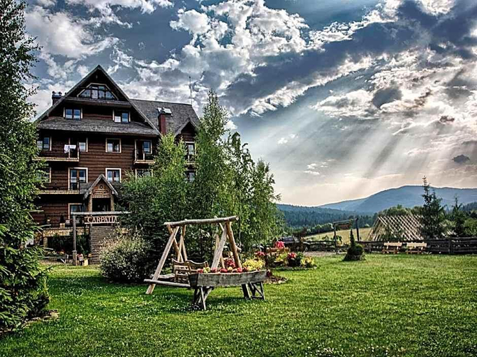 Exterior & Views