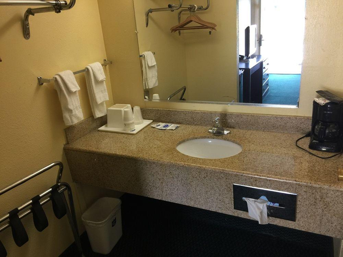 Bathroom 4, Knights Inn Independence, Montgomery
