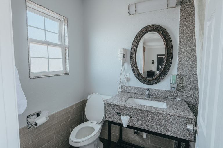 Bathroom 4, Sea Air Inn & Suites - Downtown Morro Bay, San Luis Obispo