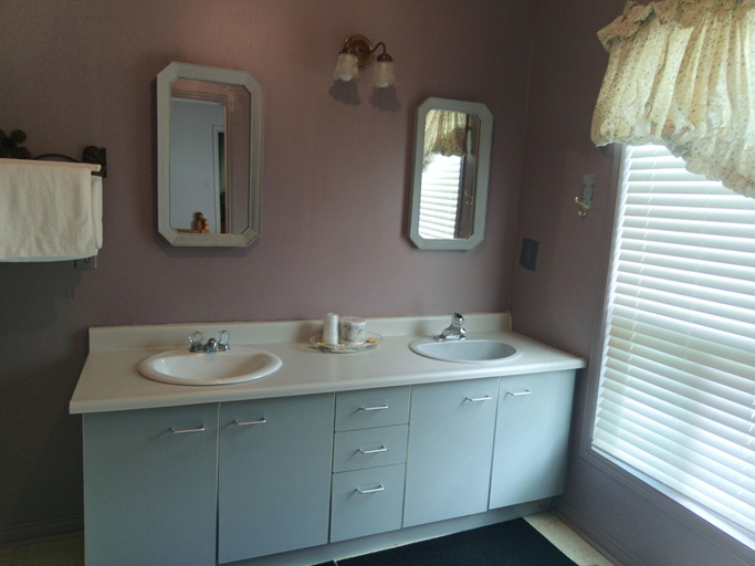Bathroom 3, Princess Motel, Kawartha Lakes