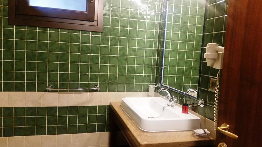 Bathroom 4, Agriturismo Badiula, Syracuse