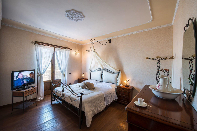 Room 4, Villa Pandora, Napoli