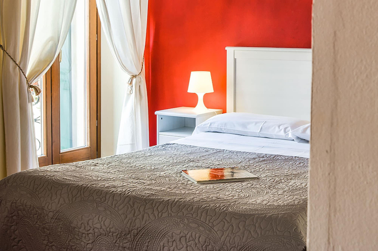 Bedroom 3, Veronetta House, Verona