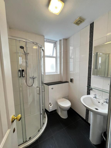 Bathroom 5, Castle Limes Hotel, Warwickshire