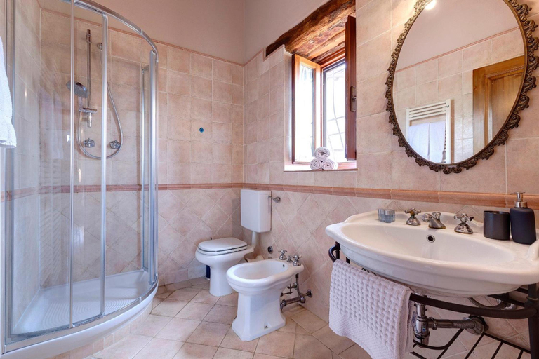 Bathroom 4, Vignola Apartments, Florence
