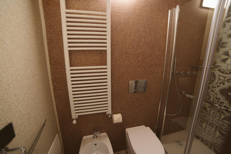 Bathroom 4, Elda Hotel, Foggia