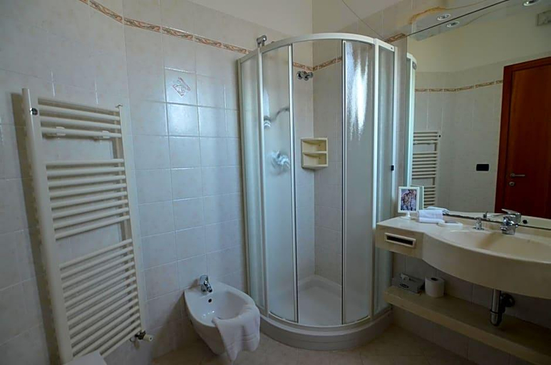 Bathroom 5, Londra, Ravenna