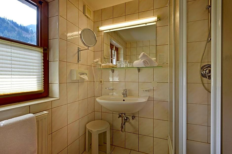 Bathroom 3, Waldheim, Schwaz