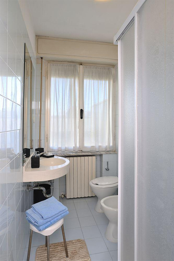Bathroom 5, Tiberius, Rimini