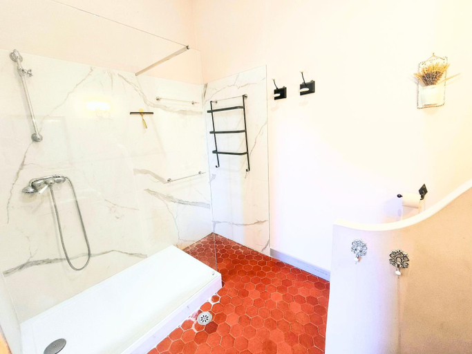 Bathroom 3, Château Juvenal, Vaucluse