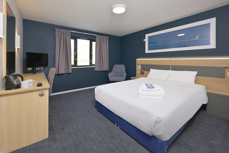 Bedroom 3, Travelodge Hartlebury, Worcestershire