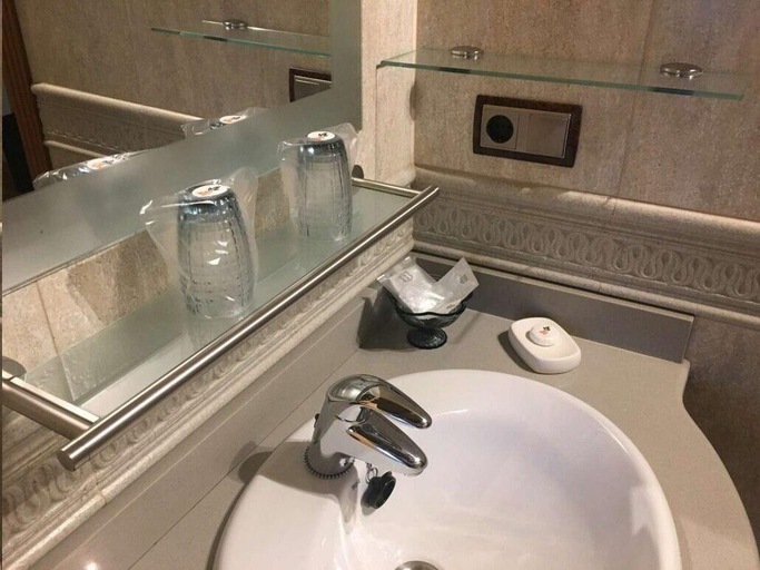 Bathroom 3, Posada Bernabales, Cantabria