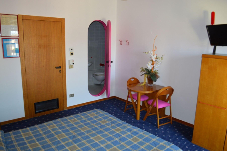 Others 5, Hotel Azzurra, Brescia