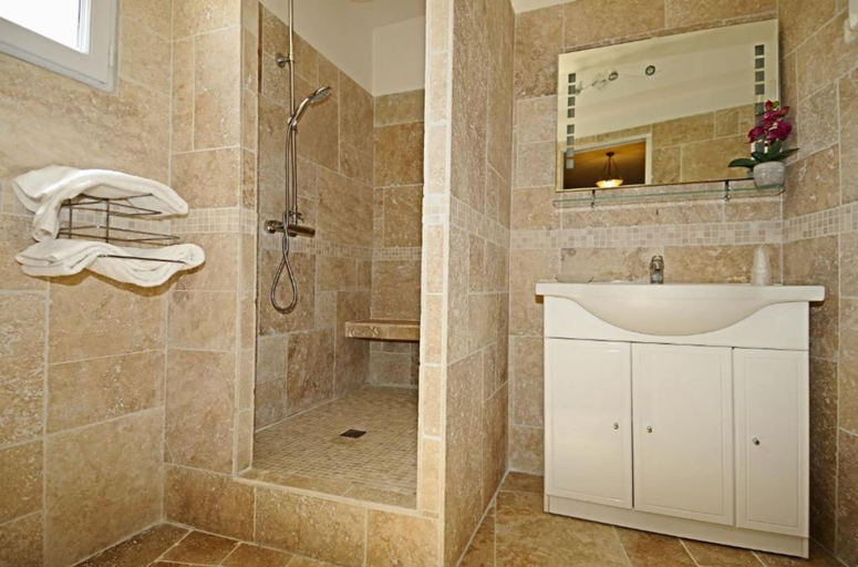 Bathroom 4, Hôtel des Roches, Corse-du-Sud
