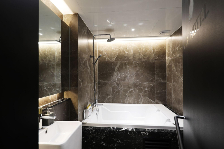 Bathroom 4, M, Paju
