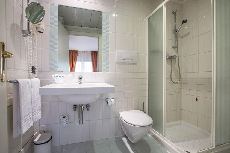Bathroom 4, Hotel Ariston, Venezia
