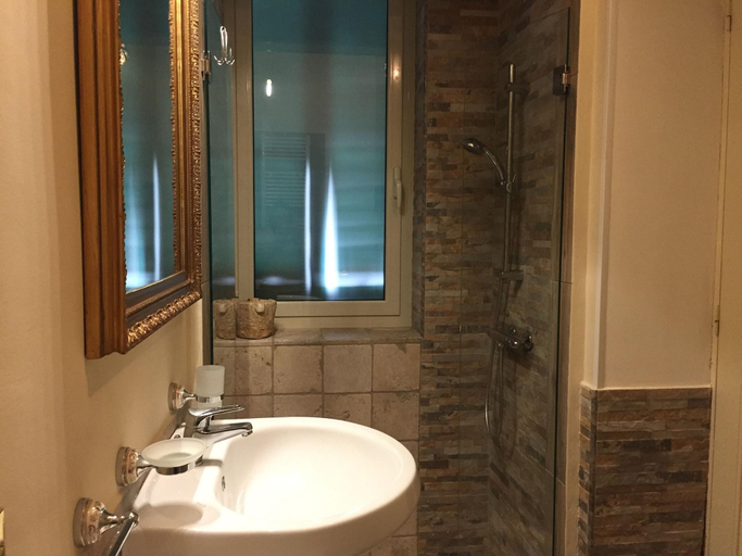 Bathroom 4, B&B Palazzo Laguardia, Brindisi