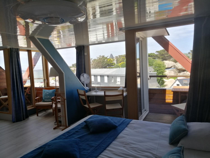 Room 2, De La Mer, Côtes-d'Armor