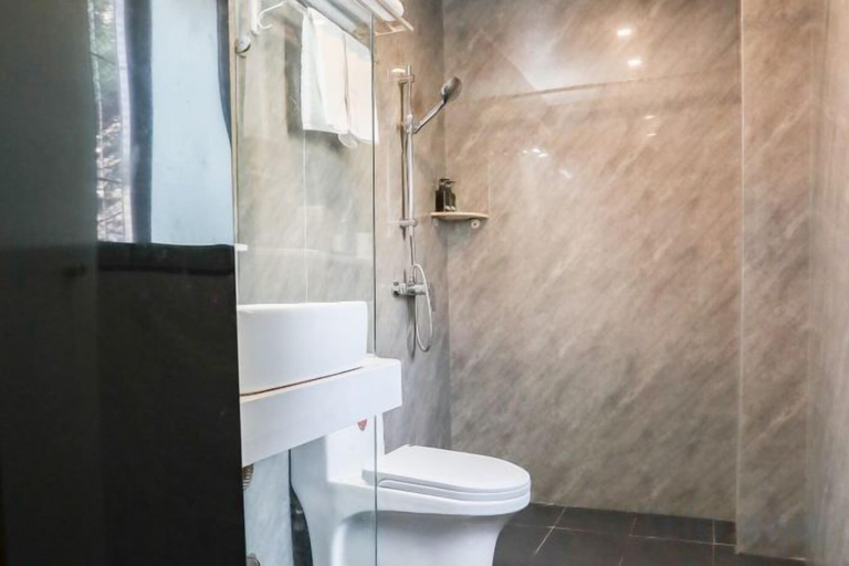 Bathroom 3, Home Inn Plus (Wuhan Chuhe Hanjie Metro Station Branch), Wuhan