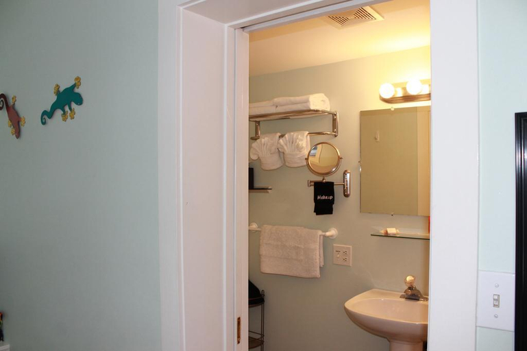 Bathroom 3, The Grand Guesthouse, Monroe