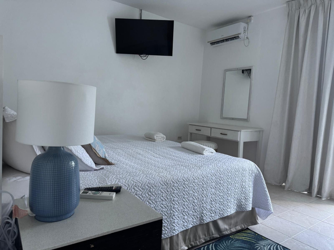 Room 2, Bonanza Apartments