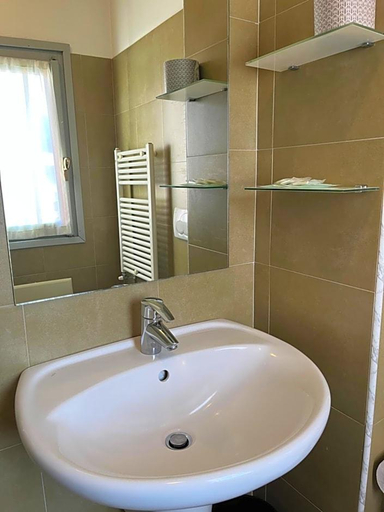 Bathroom 5, Aurora, Lecco