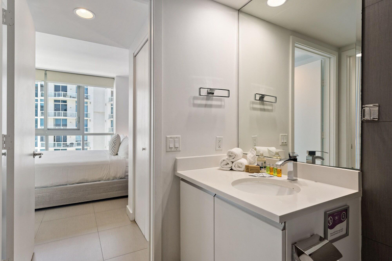 Room 3, Dharma Home Suites Miami At Monte Carlo, Miami-Dade