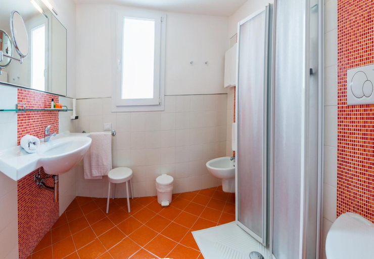Bathroom 5, Palma de Majorca, Venezia