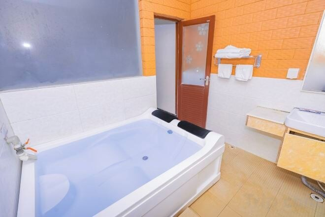Bathroom 4, Jianlang Holiday Hot Spring Hotel, Kunming