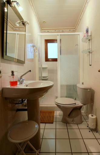 Bathroom 5, Les Anthemis, Gironde
