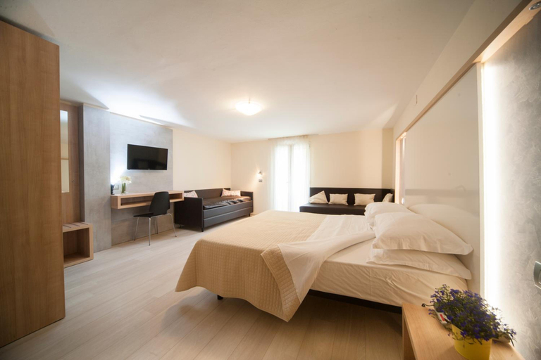 Room 2, Ricchi, Rimini